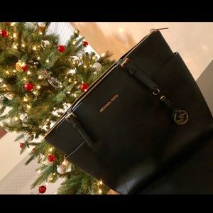 Authentic Michael Kors Purse. WILL SHIP SAME DAY